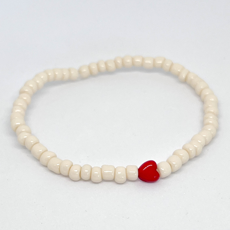 Bracelet femme - PERLES DE VERRE IVOIRE & MINI COEUR ROUGE - UN2CROIX