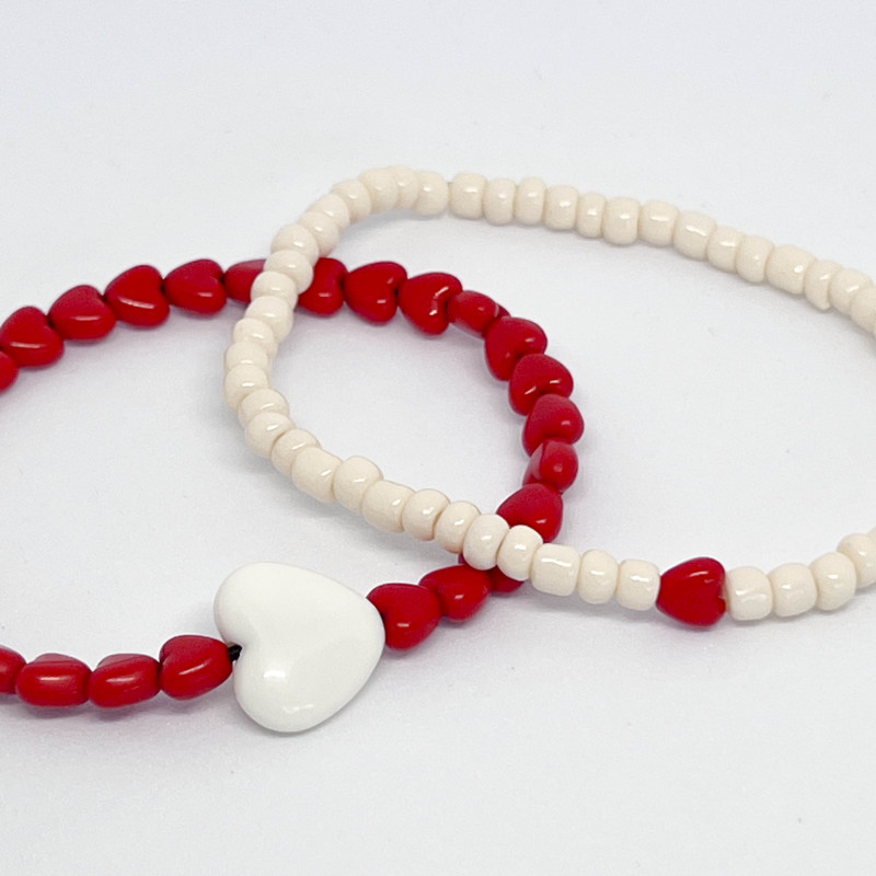 Bracelet femme - PERLES DE VERRE IVOIRE & MINI COEUR ROUGE - UN2CROIX