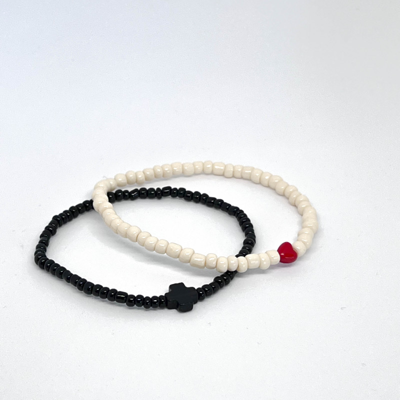 Bracelet femme - PERLES DE VERRE IVOIRE & MINI COEUR ROUGE - UN2CROIX