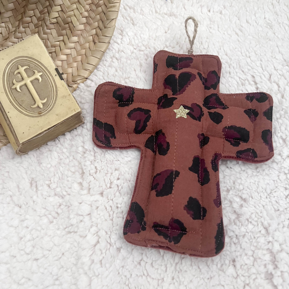 CROIX EX VOTO DECORATIVE EN TISSU - LEOPARD - UN2CROIX