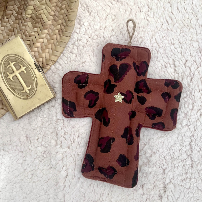 CROIX EX VOTO DECORATIVE EN TISSU - LEOPARD - UN2CROIX