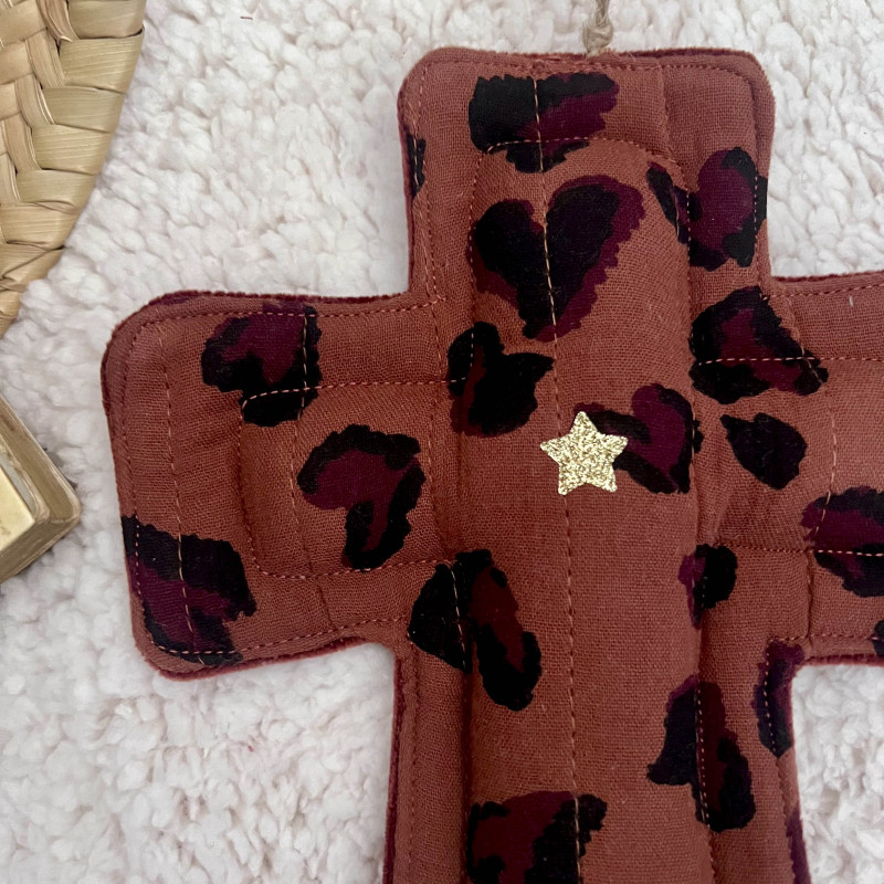 CROIX EX VOTO DECORATIVE EN TISSU - LEOPARD - UN2CROIX