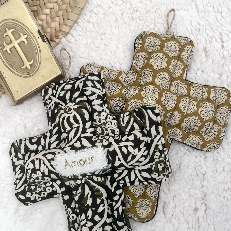 Croix ex-voto tissu réversible – décoration murale artisanale - UN2CROIX