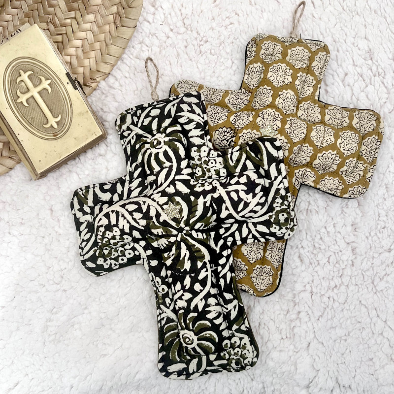 Croix ex-voto tissu réversible – décoration murale artisanale - UN2CROIX