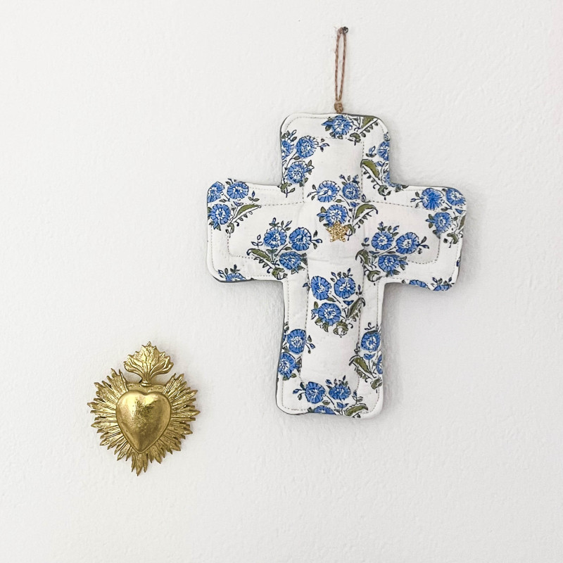 CROIX EX VOTO DECORATIVE EN TISSU - BLOCK PRINT fleurs bleues & vertes