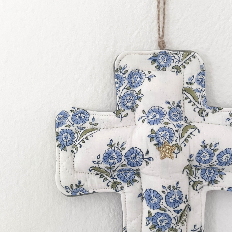 CROIX EX VOTO DECORATIVE EN TISSU - BLOCK PRINT fleurs bleues & vertes