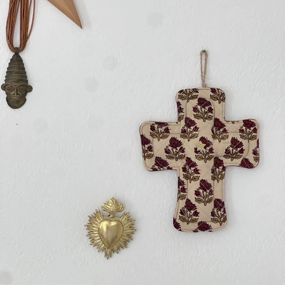 CROIX EX VOTO DECORATIVE EN TISSU - BLOCK PRINT fleurs rouges & rouille