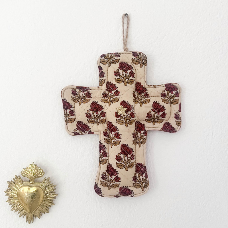 CROIX EX VOTO DECORATIVE EN TISSU - BLOCK PRINT fleurs rouges & rouille
