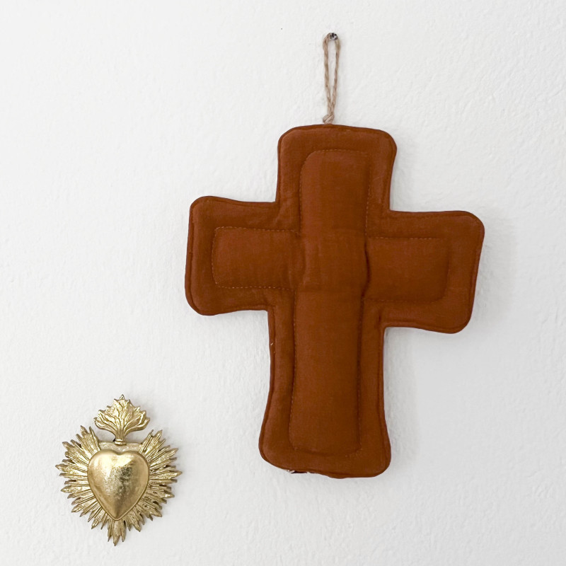 CROIX EX VOTO DECORATIVE EN TISSU - BLOCK PRINT fleurs rouges & rouille