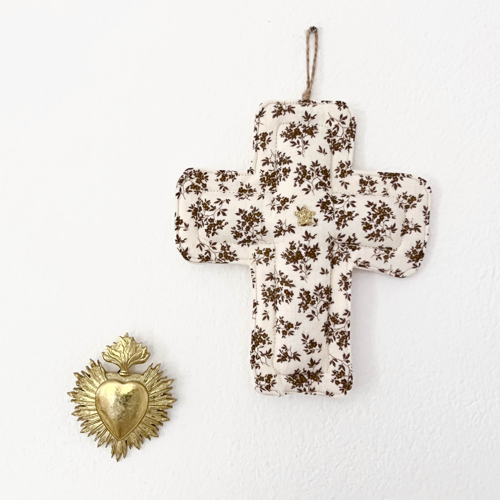 CROIX EX VOTO DECORATIVE EN TISSU - gaze fleurs ecru & chocolat