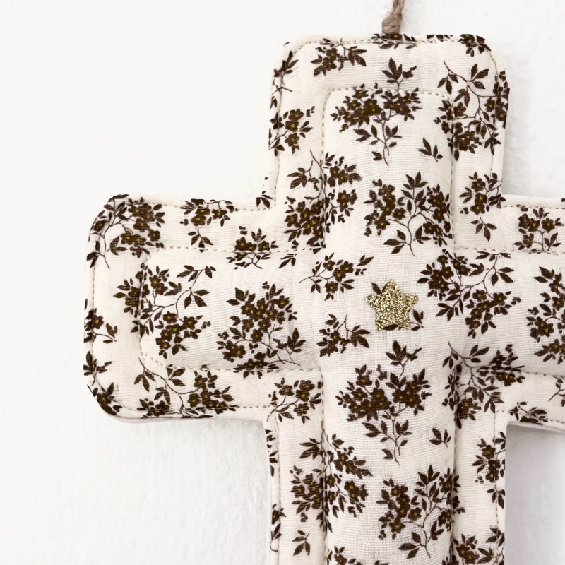 CROIX EX VOTO DECORATIVE EN TISSU - gaze fleurs ecru & chocolat