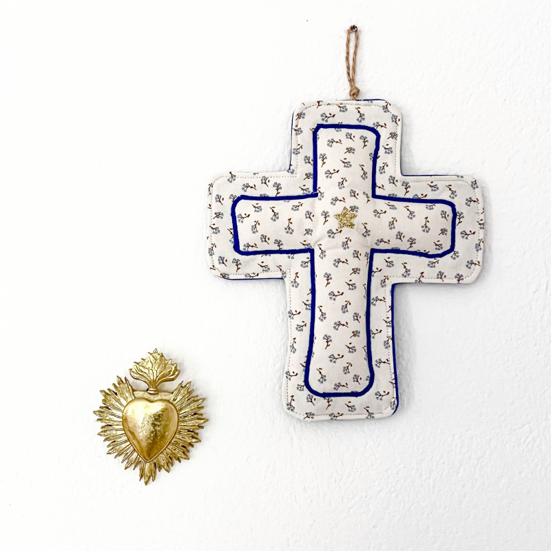 CROIX EX VOTO DECORATIVE EN TISSU - petites fleurs bleues & majorelle