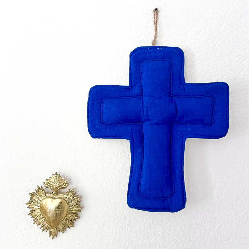 CROIX EX VOTO DECORATIVE EN TISSU - petites fleurs bleues & majorelle
