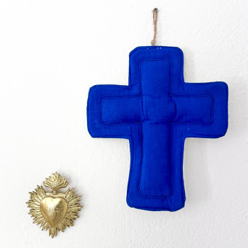 CROIX EX VOTO DECORATIVE EN TISSU - gaze bleu MAJORELLE