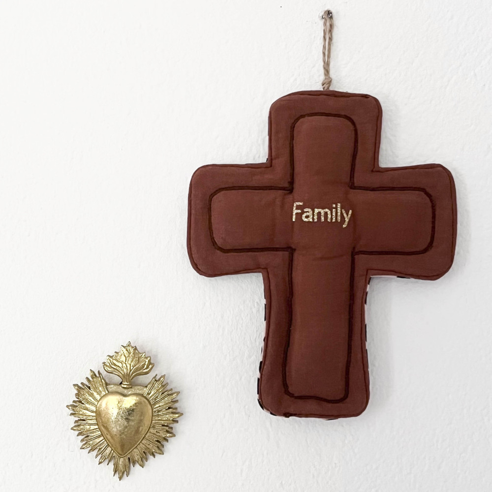 CROIX EX VOTO DECORATIVE EN TISSU - gaze terracotta