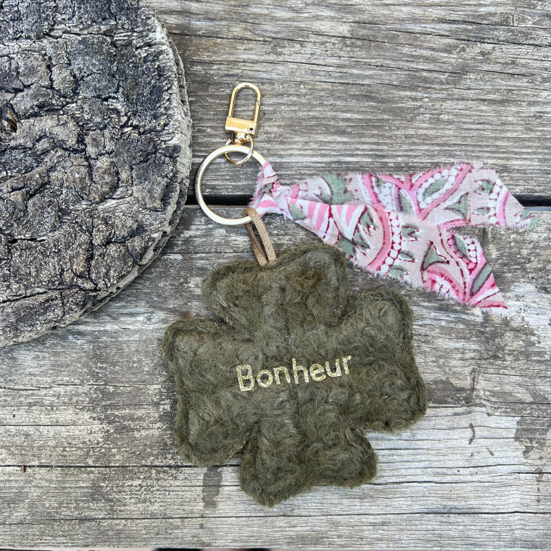 PORTE CLEFS "PORTE BONHEUR" - TREFLE A 4 FEUILLES bouclette kaki