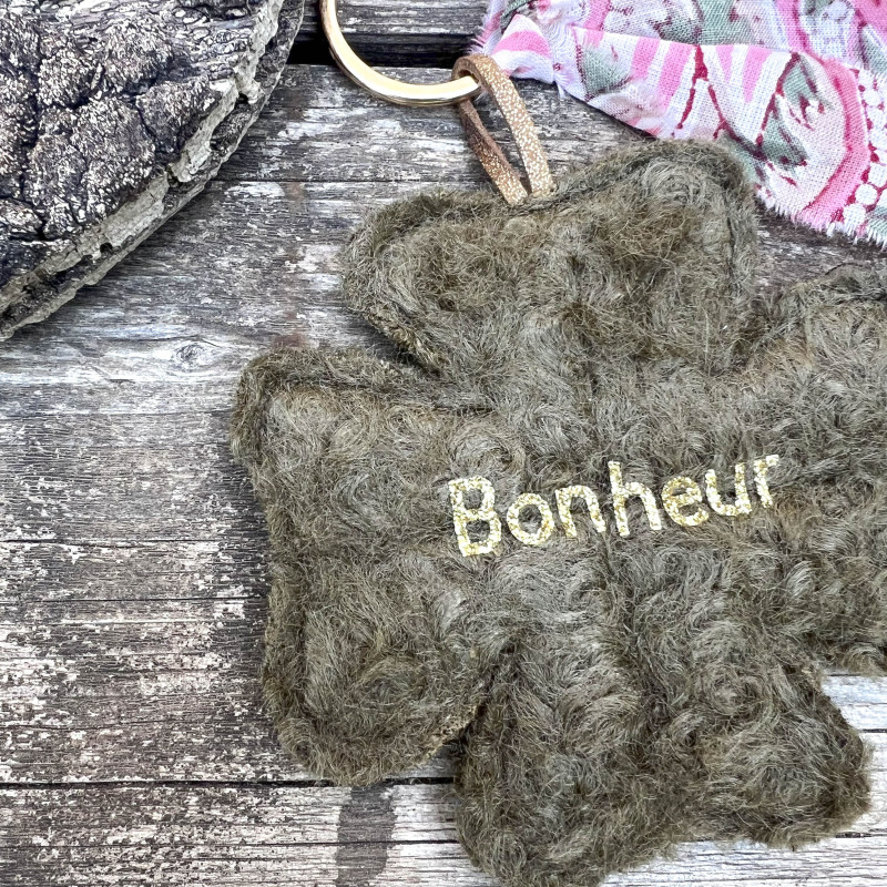 PORTE CLEFS "PORTE BONHEUR" - TREFLE A 4 FEUILLES bouclette kaki