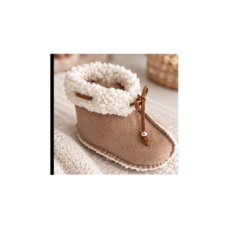 Détail des chaussons bébé avec bordure en fausse fourrure écrue