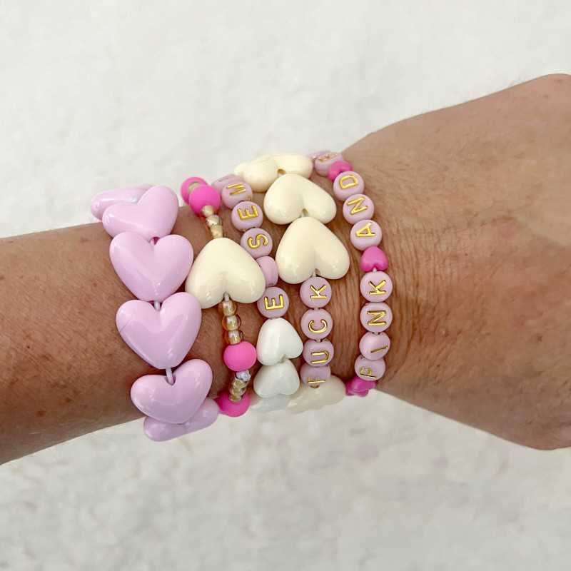 Bracelet "octobre rose" - perles ecrue & maxi coeur rose - "FIGHT"