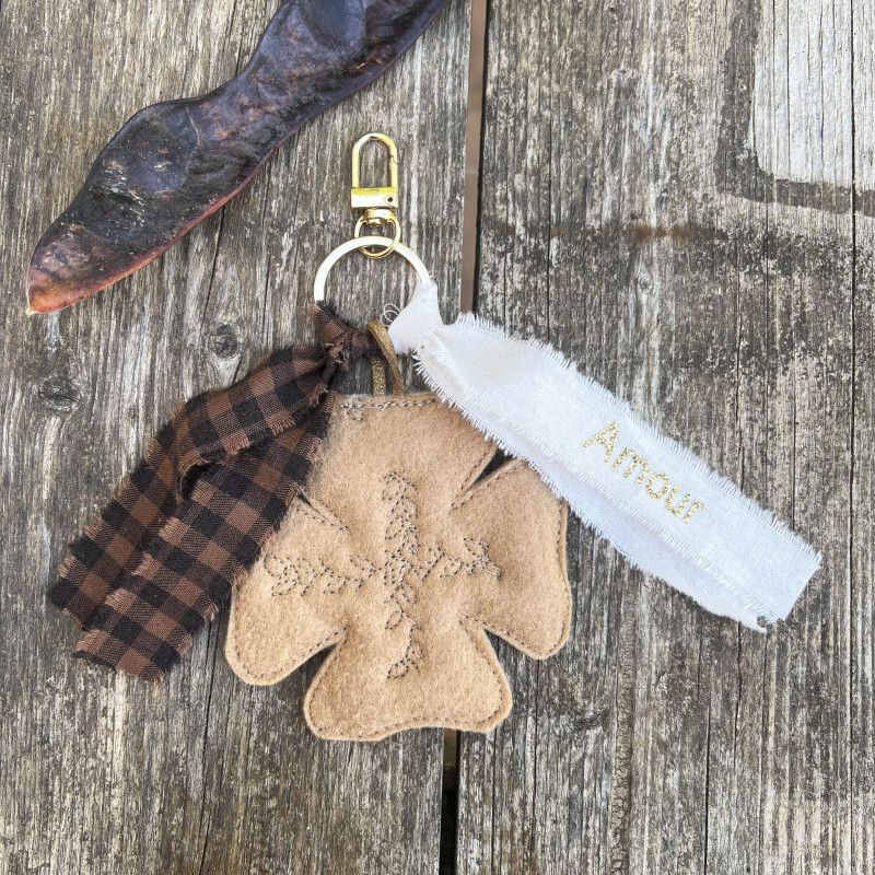 PORTE CLEFS "PORTE BONHEUR" - TREFLE A 4 FEUILLES feutrine cafe
