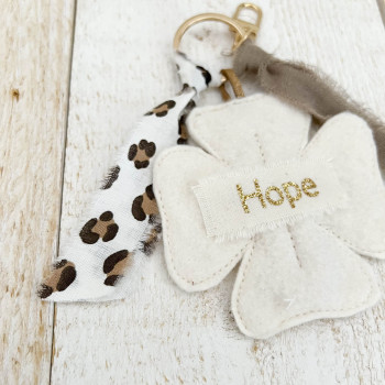porte clefs "HOPE" - TREFLE A 4 FEUILLES feutrine ecru et leopard