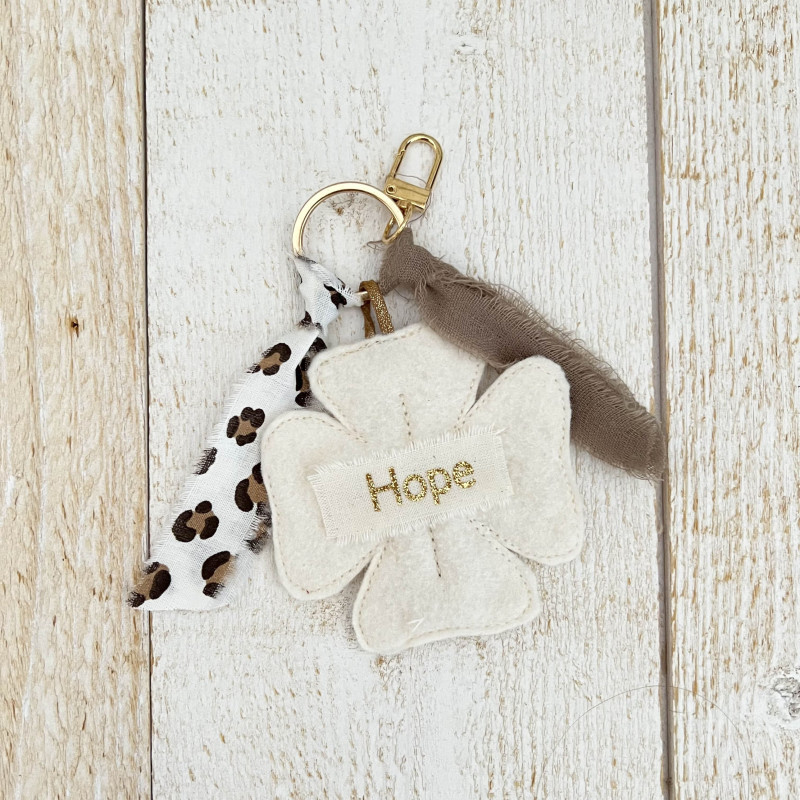 porte clefs "HOPE" - TREFLE A 4 FEUILLES feutrine ecru et leopard