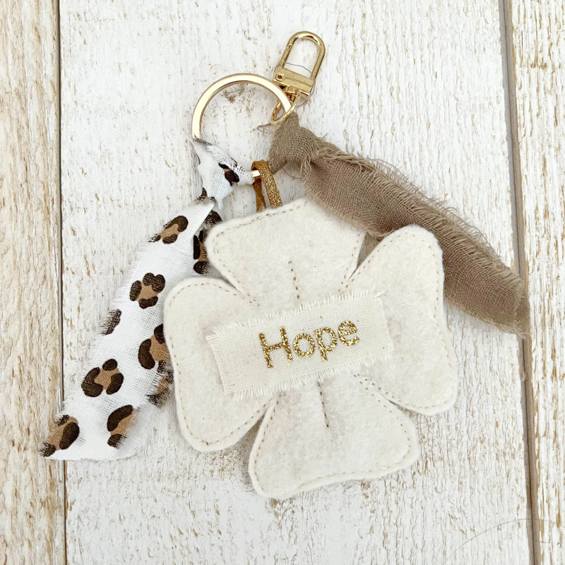 porte clefs "HOPE" - TREFLE A 4 FEUILLES feutrine ecru et leopard