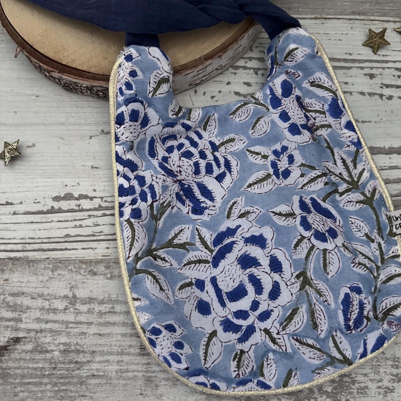 Bavoir bébé UN2CROIX - BLOCK PRINT FLEURS BLEUES – Joli, doux et fait main en France